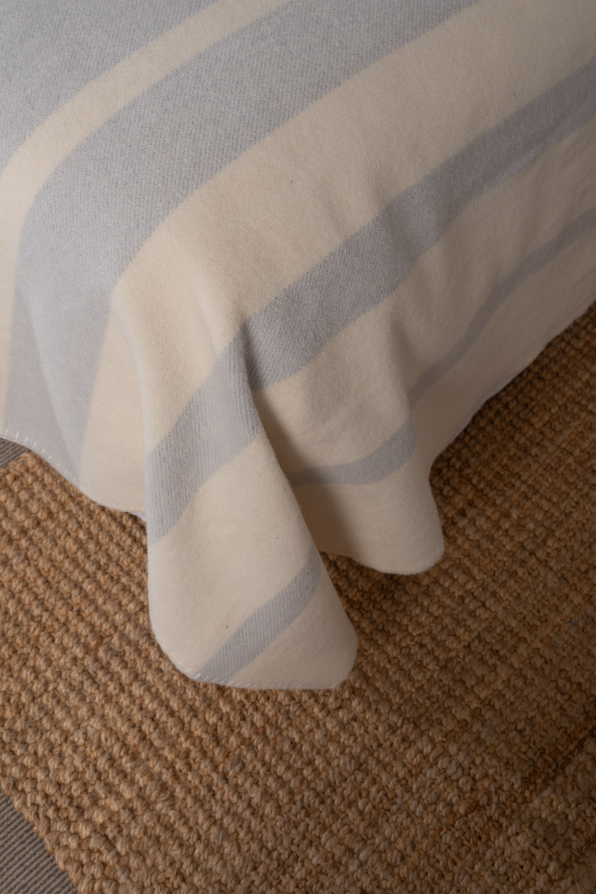 Belmont Station 纯正 Perendale 羔羊毛毯